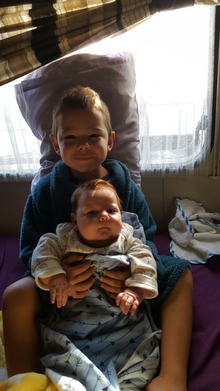 Adriaan leer sy boetie
