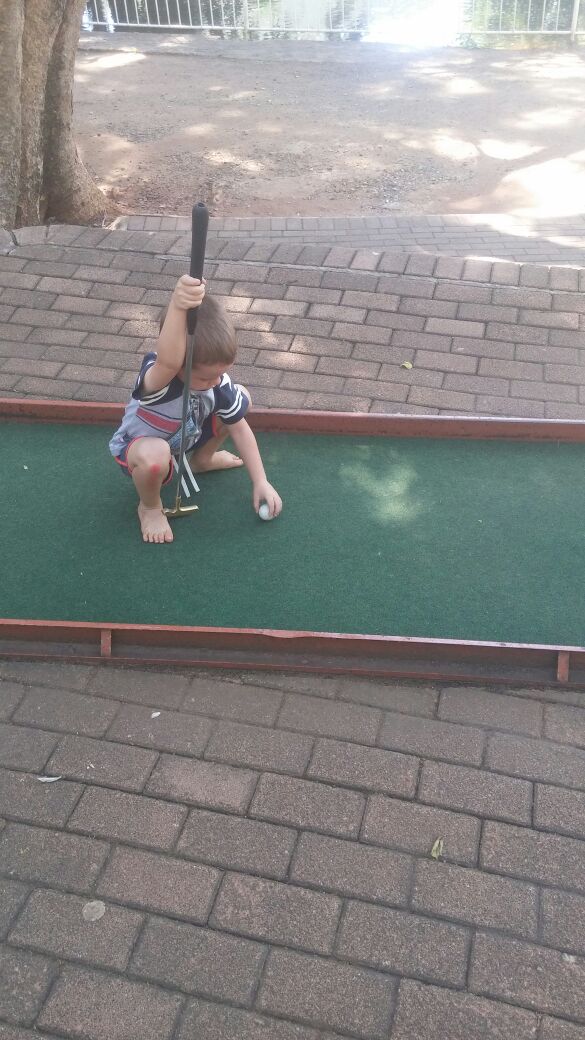 Adriaan speel pupt put saam met oupa