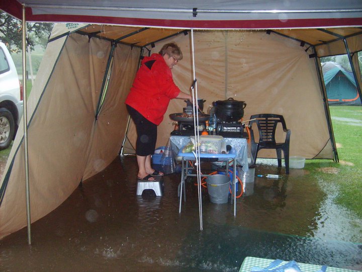 My desperate vrou laat haar nie deur 'n stroompie water laat afskrik nie
